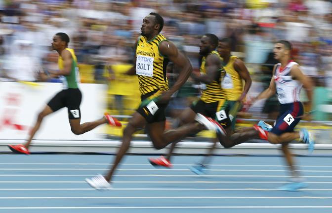 Una bella immagine dello sprint, con gli atleti giamaicani in primo piano. Reuters
